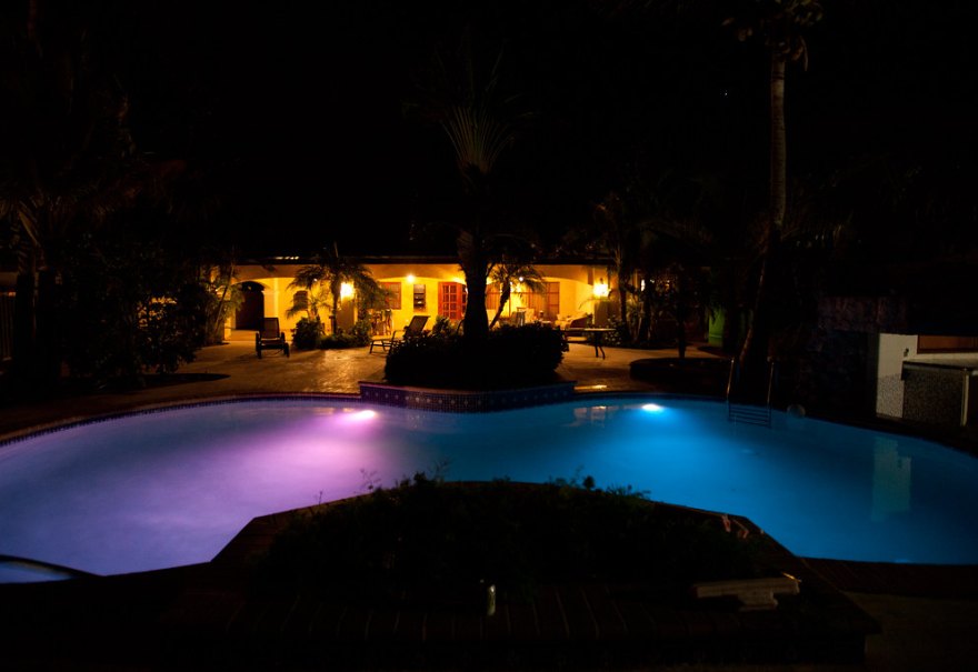 Piscine éclairée la nuit par des projecteurs LED immergés