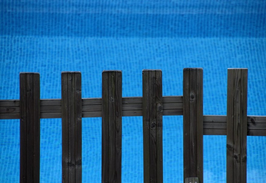 Barrière de sécurité au bord d'une piscine